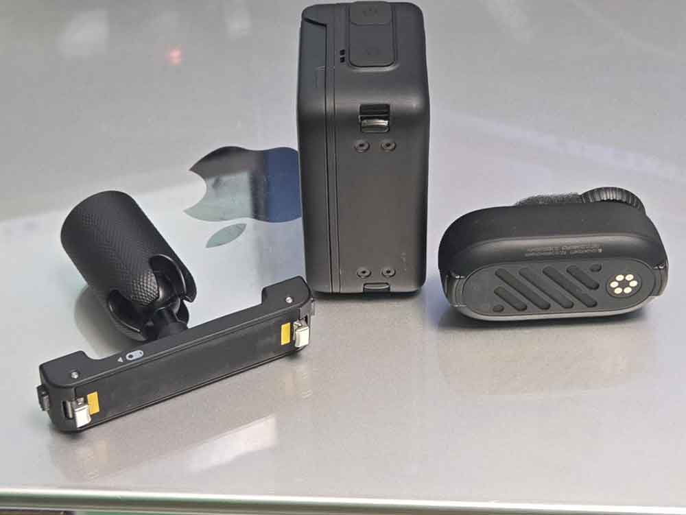 ピボットスタンドとアクションポッド底面、GO3S背面