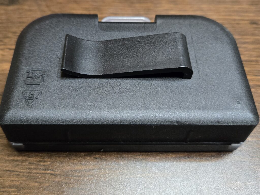 ケース背面にはベルトクリップ付きで携帯にも便利。