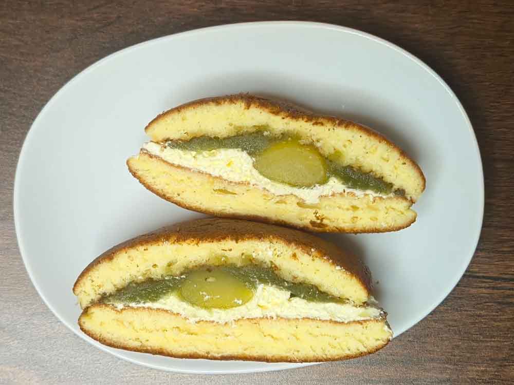 志満ん草餅の栗きんとんどら焼き（中身）