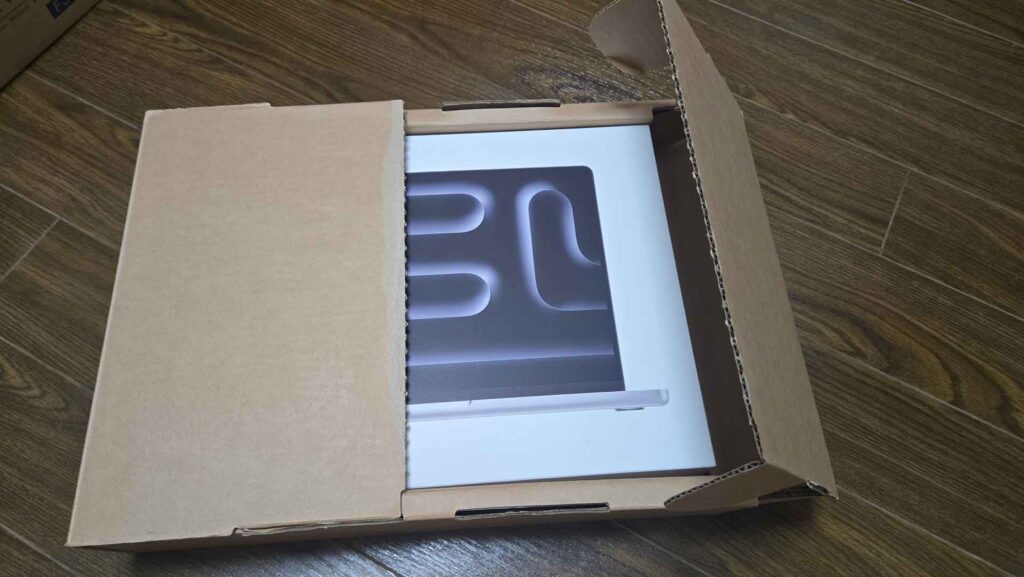 MacBook Pro 14インチの開封ダンボール