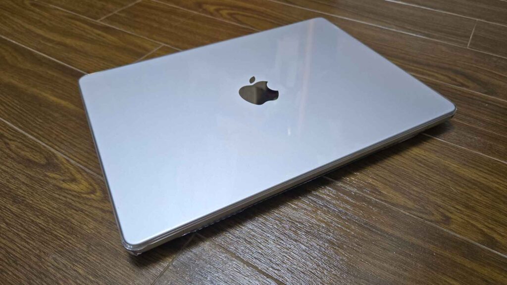 MacBook Pro 14インチ シルバーの天面