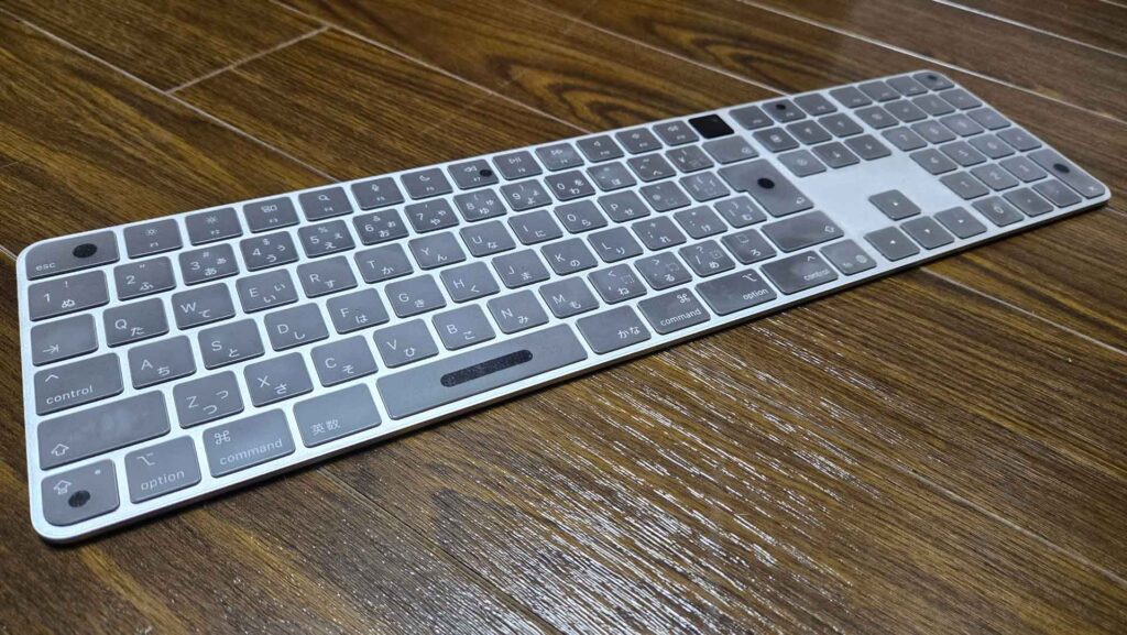 Magic Keyboardに装着したキー保護カバー(固定テープの黒丸が見える)