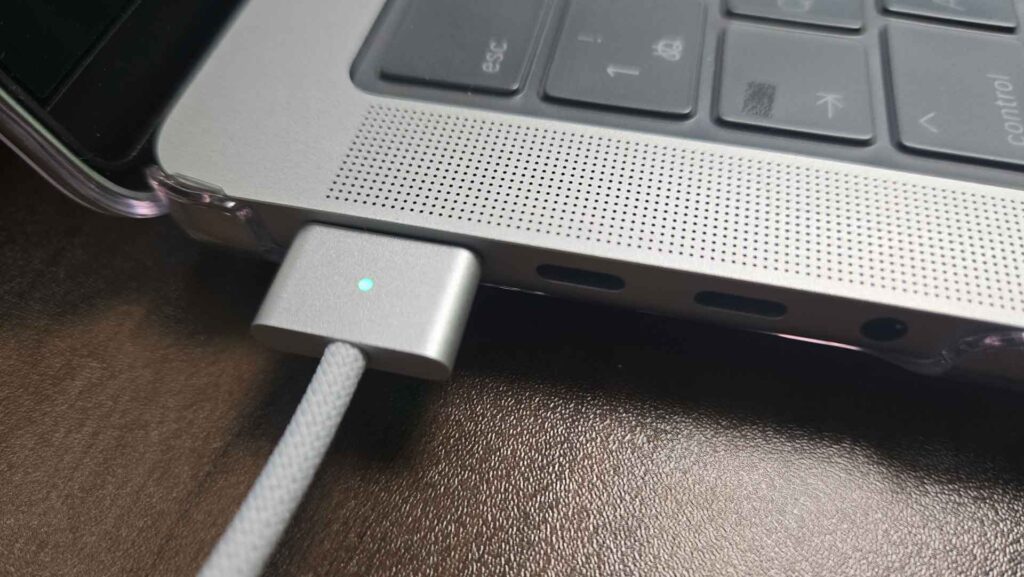 MacBook ProのMagSafe接続。USB-Cポートを空けて充電する例
