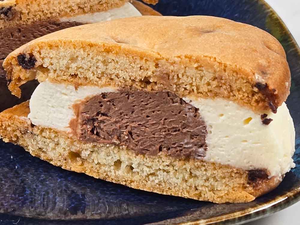 しっとりビスケットサンドショコラ 断面 ショコラクリーム