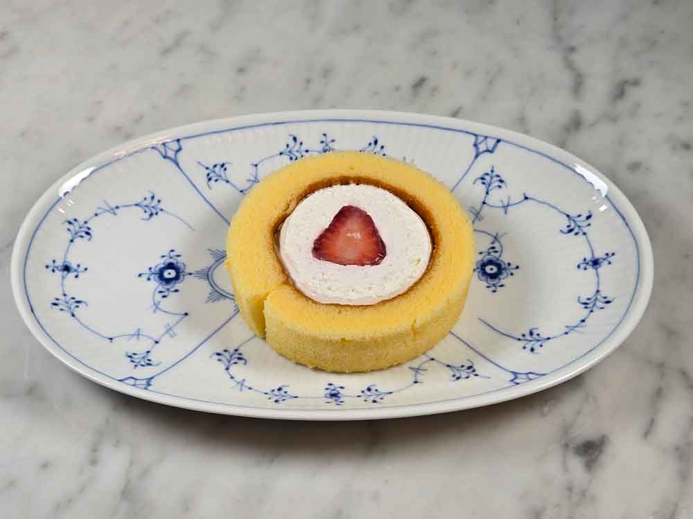 ローソン ICHIBIKOいちごロールケーキ 開封