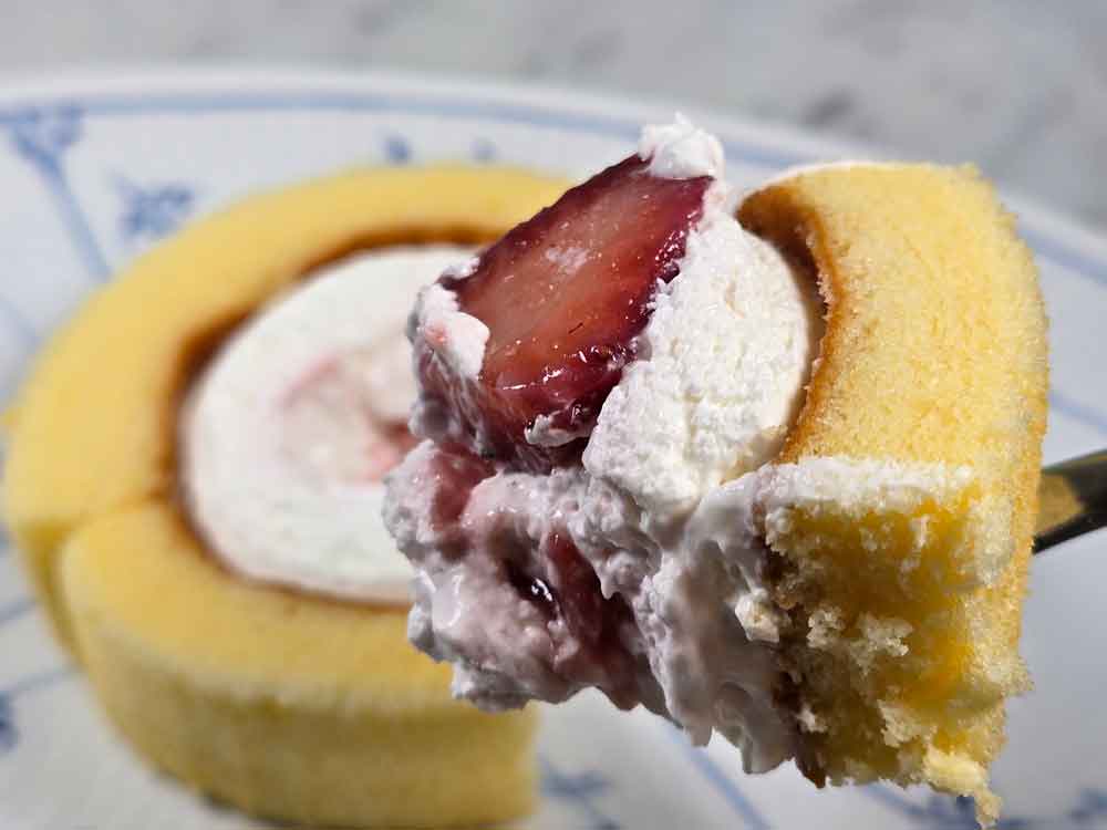 ICHIBIKOいちごロールケーキ スプーンですくった断面