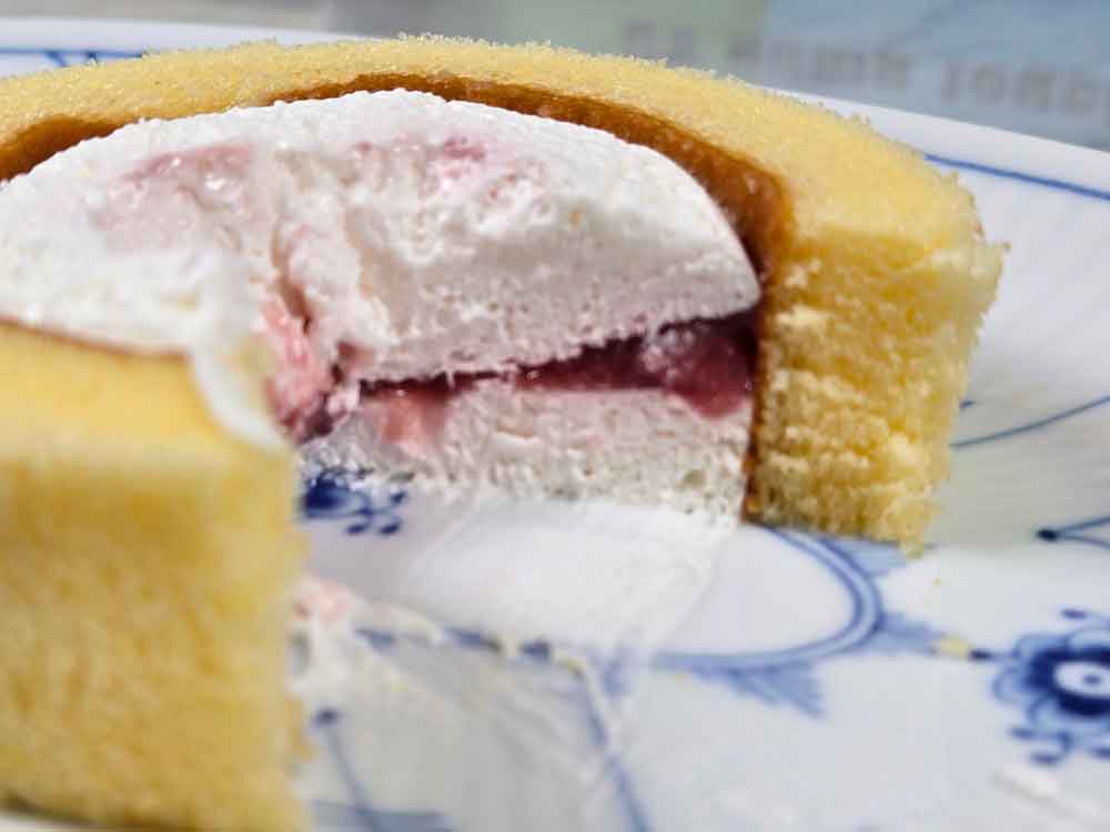 ローソン ICHIBIKOいちごロールケーキ 断面