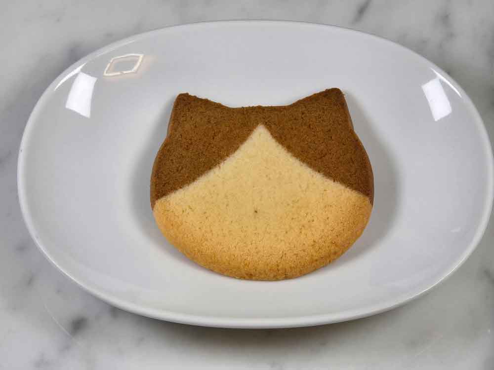 袋から取り出した猫型のクッキー。耳の形が猫になっているデザイン。