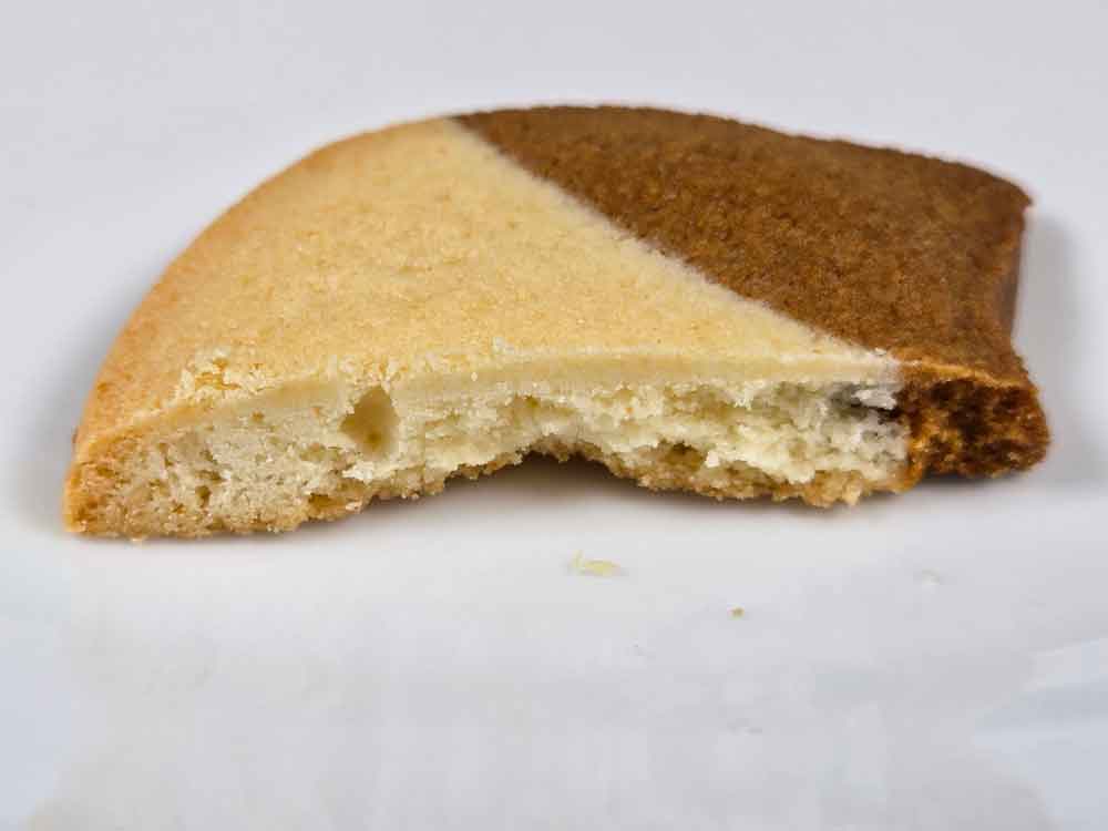 一口かじった猫型クッキーの断面。しっとりした生地の質感が見える。