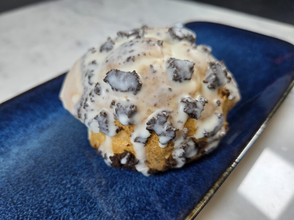 白いブラックサンダー ゴツゴツ雷神 クッキー&クリームシュー パッケージ開封