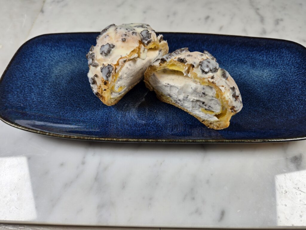 白いブラックサンダー ゴツゴツ雷神 クッキー&クリームシュー 断面①