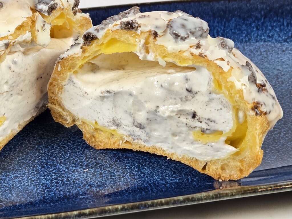 白いブラックサンダー ゴツゴツ雷神 クッキー&クリームシュー 断面②