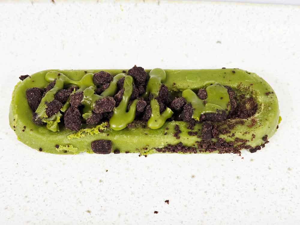皿に乗せた宇治抹茶ガトーショコラの全体像。細長いフォルムが特徴。