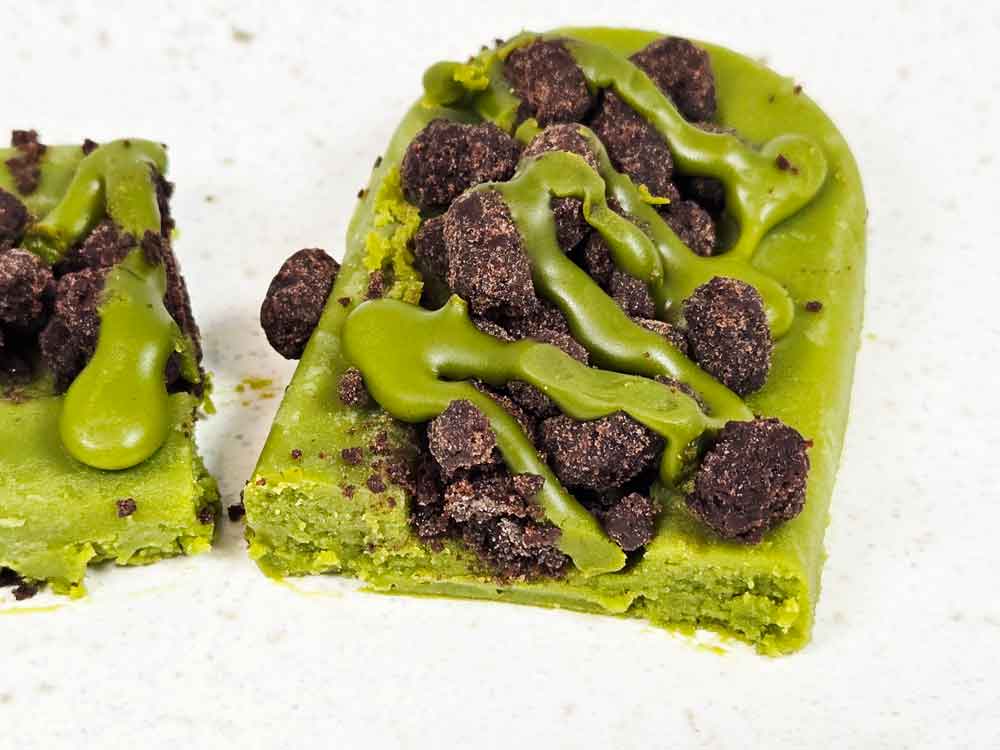 カットした宇治抹茶ガトーショコラの断面。しっとりした生地が見える。