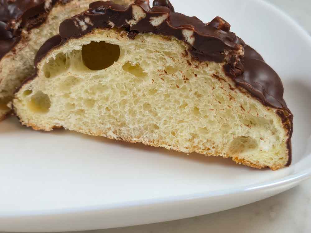 中はふんわりしたパン生地で、外側にチョココーティングとビスケットの層がしっかり乗っている構造。