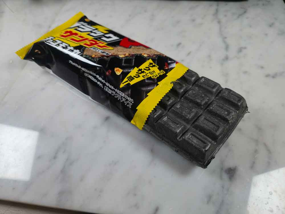 モナカを開封した状態、チョコ色のモナカとアイスが見える