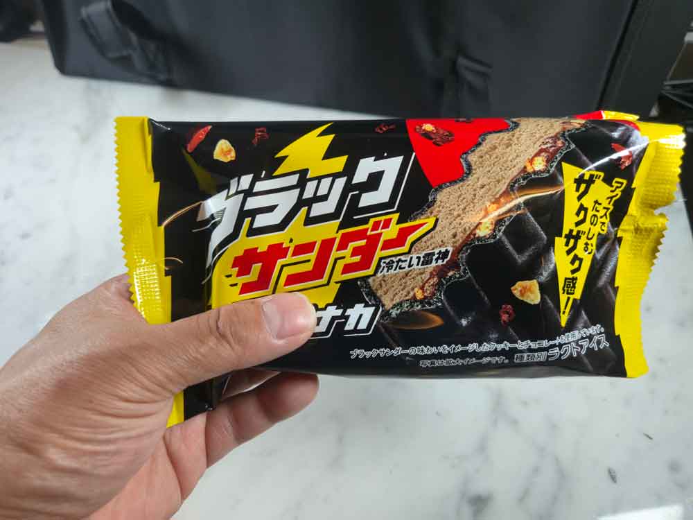 ブラックサンダー 冷たい雷神 チョコモナカのパッケージ