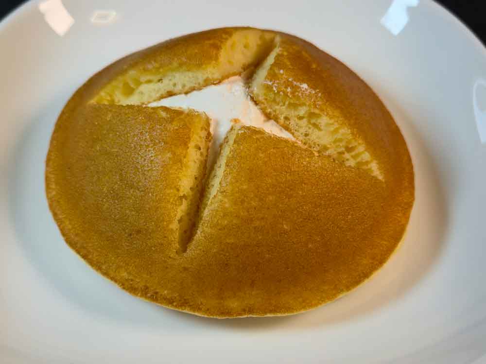 北海道牛乳のたっぷりホイップパンケーキ 開封