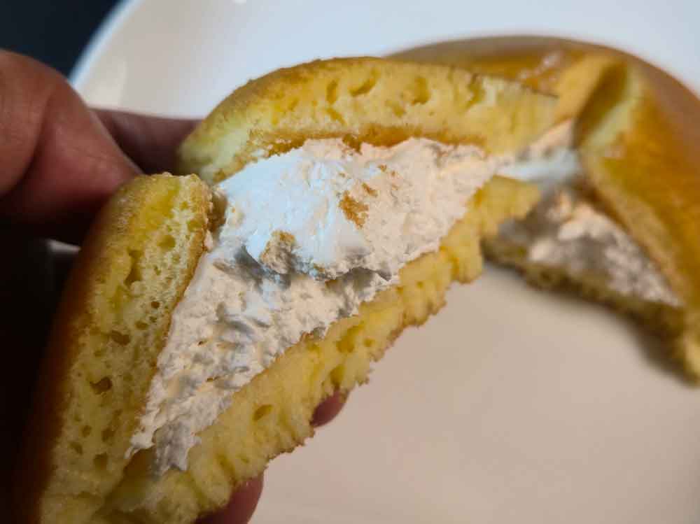 北海道牛乳のたっぷりホイップパンケーキ 断面