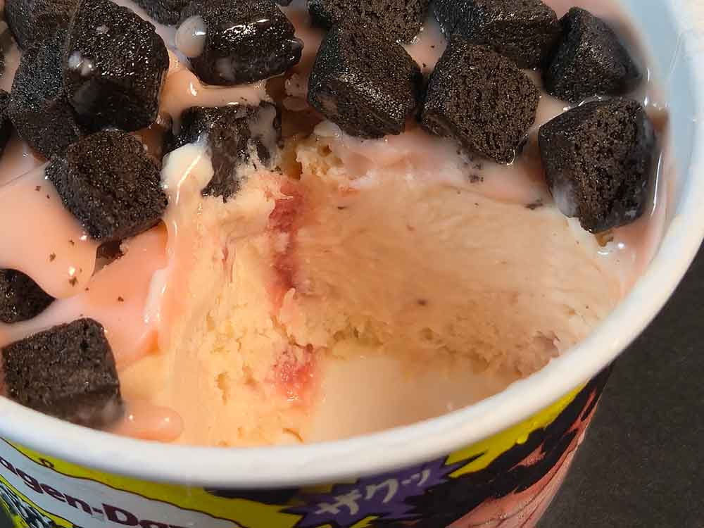 ストロベリーブラックココアの断面 ソース入り