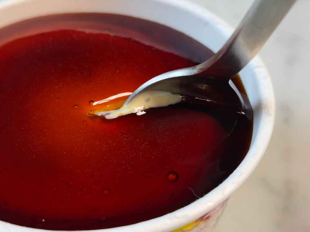 スプーンでカラメルとアイスをすくった様子①