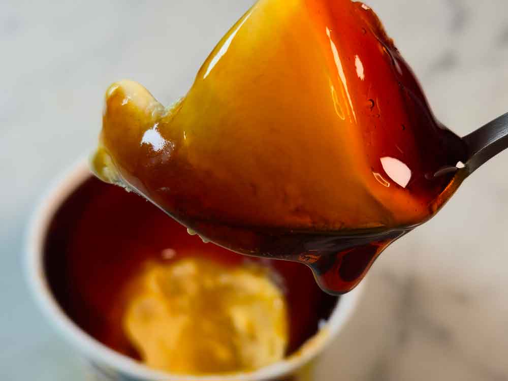 スプーンでカラメルとアイスをすくった様子②