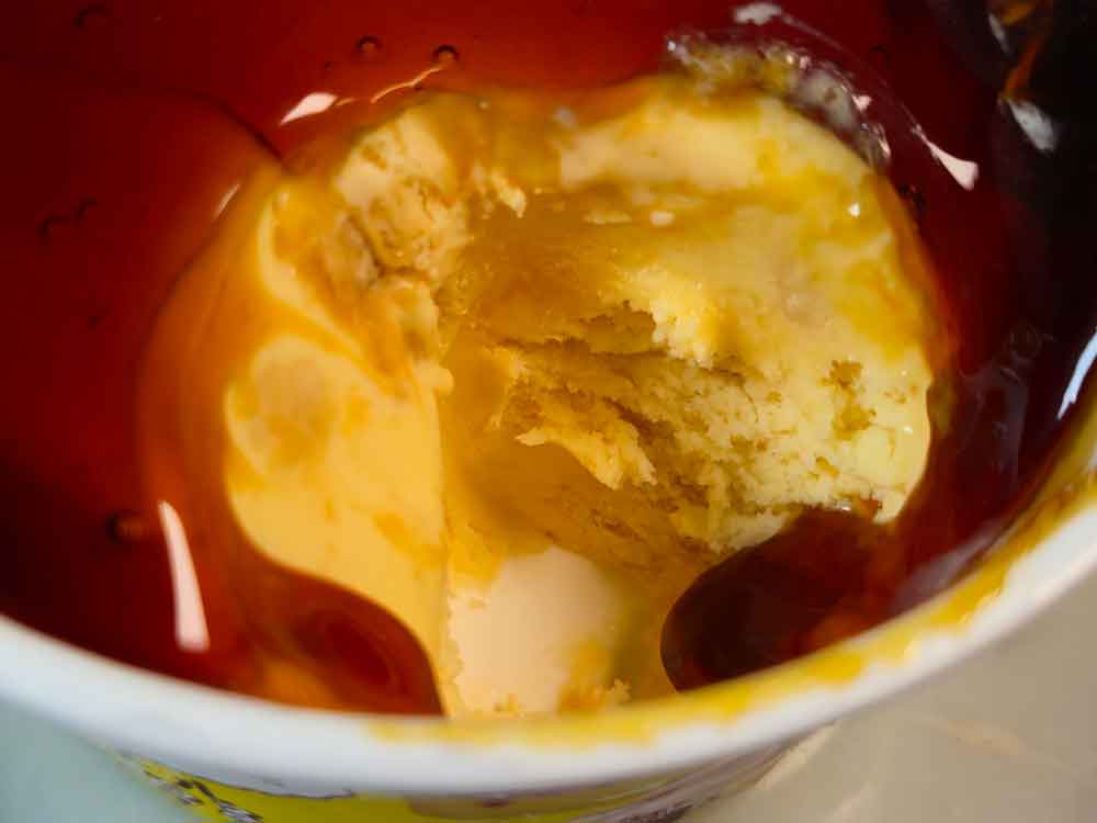 中のアイスとカラメルが混ざった断面