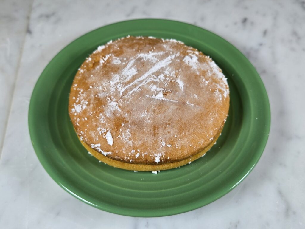 「袋から取り出したまーるいミルククリームサンドケーキ」
