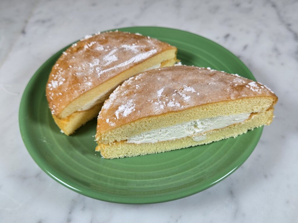 「まーるいミルククリームサンドケーキの断面とミルククリーム」