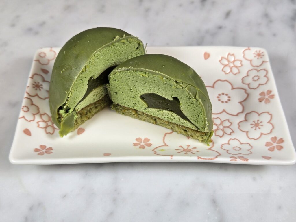 ショコラドーム抹茶の断面とショコラソース