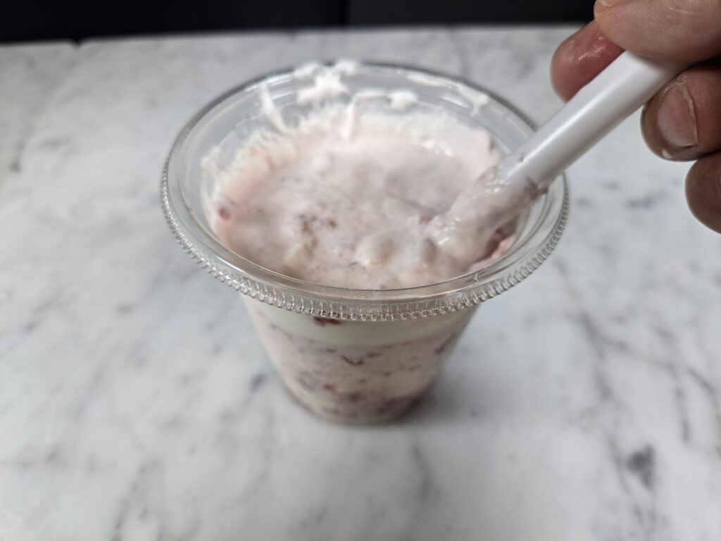 ストローで混ぜる③