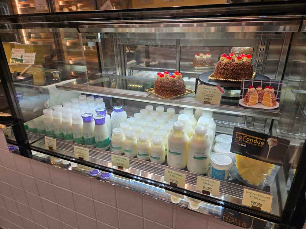 BUTTER 美瑛放牧酪農場 牛乳・飲むヨーグルト・焼き菓子の棚